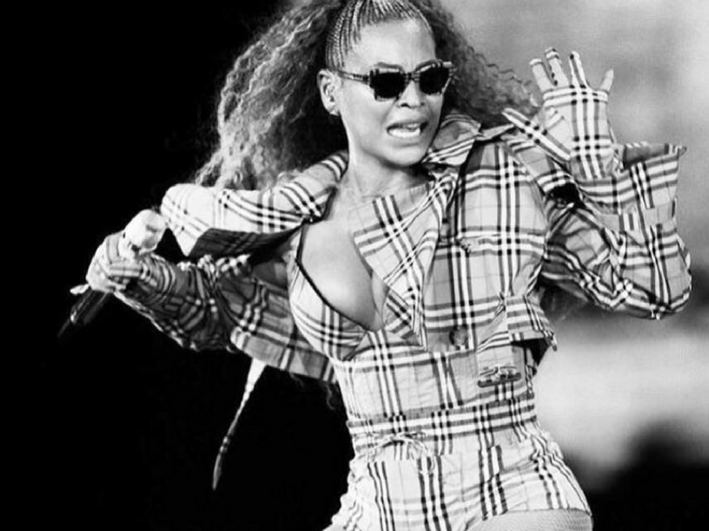 Beyoncè wearing Burberry during New Jersey concert