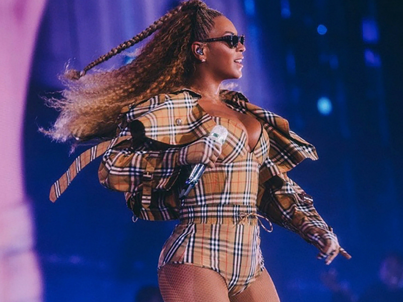 Beyoncè wearing Burberry during New Jersey concert